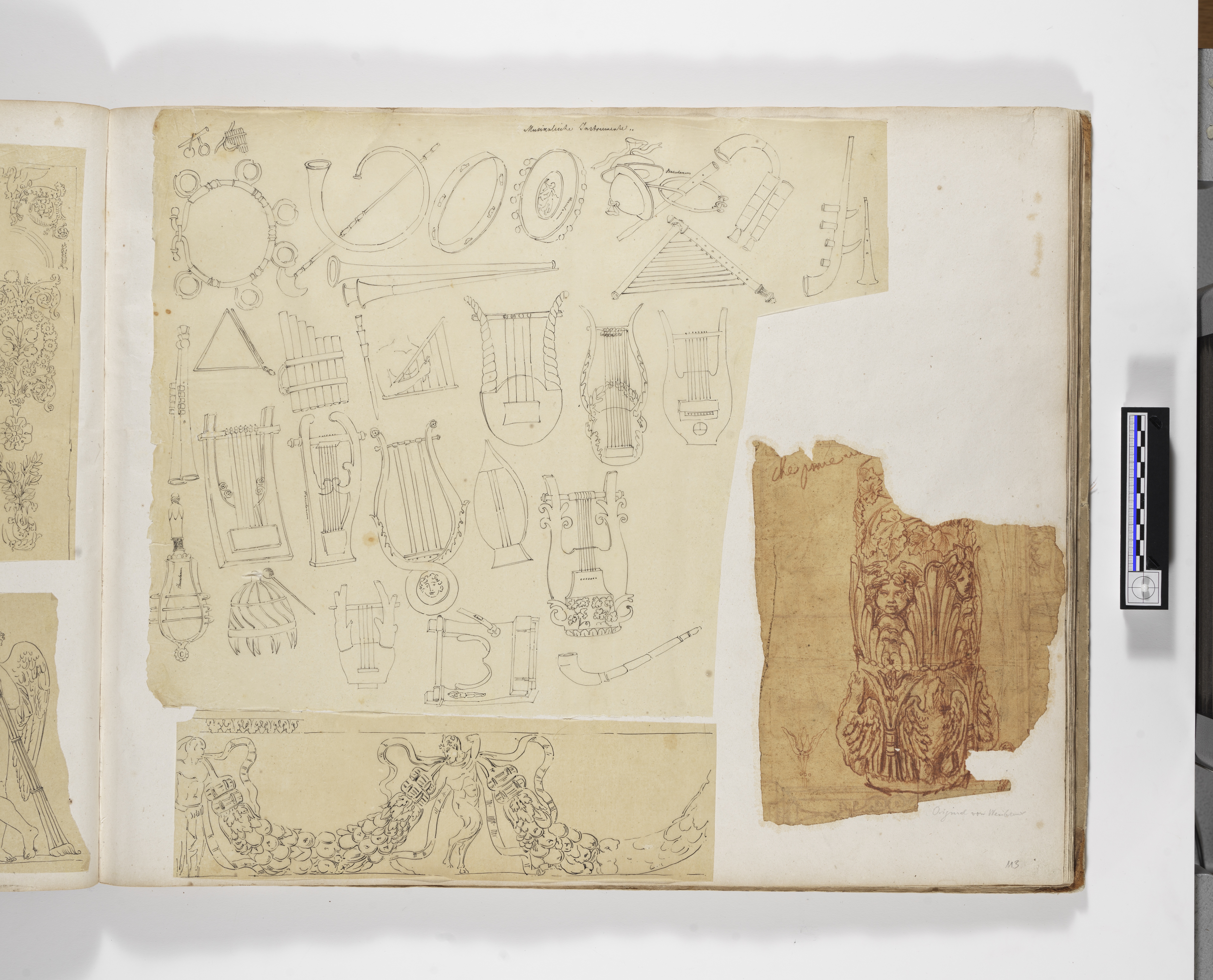Zeichnungen von Instrumenten eingeklebt in ein Album neben Architekturdekoration