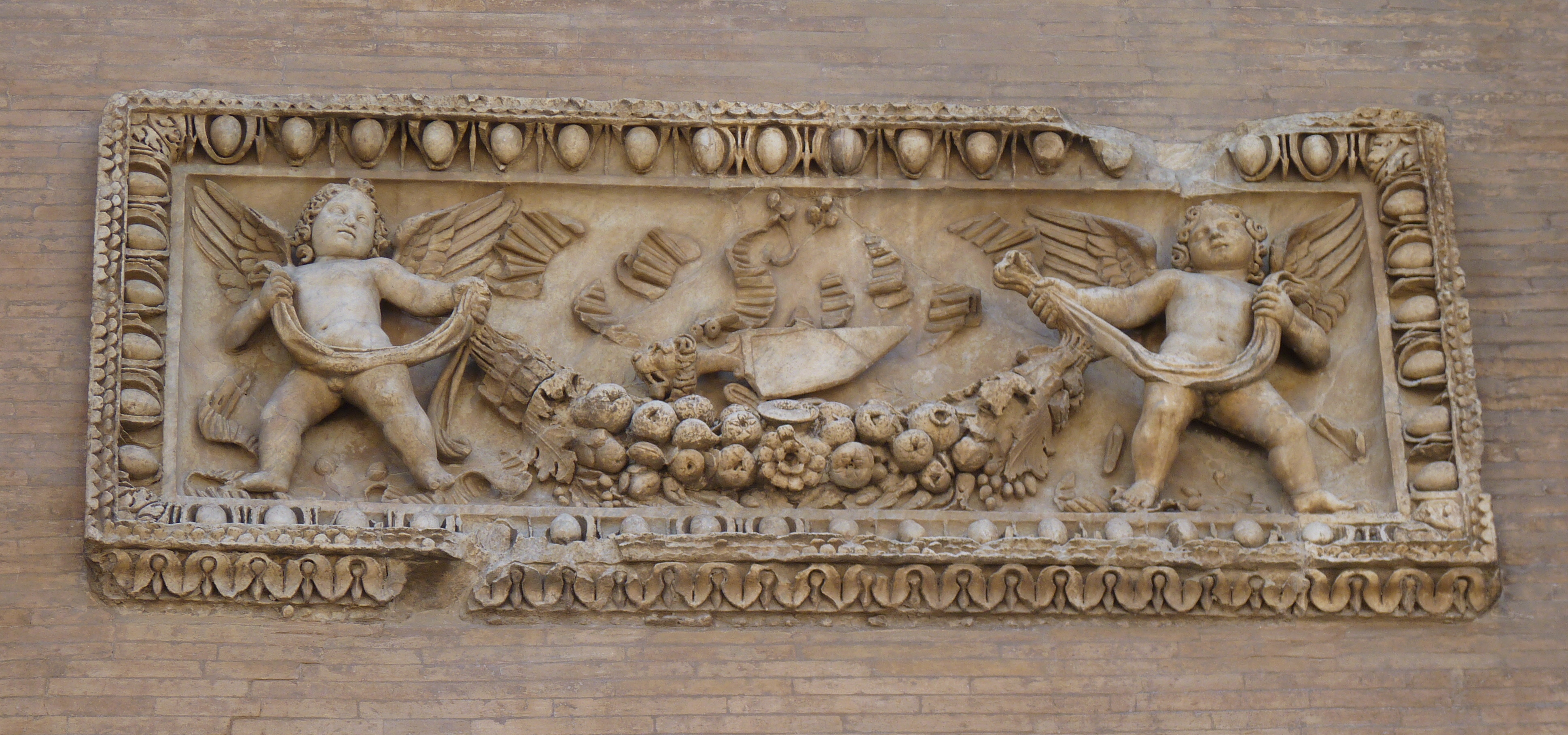 Relief mit Eroten an einer Fassade.