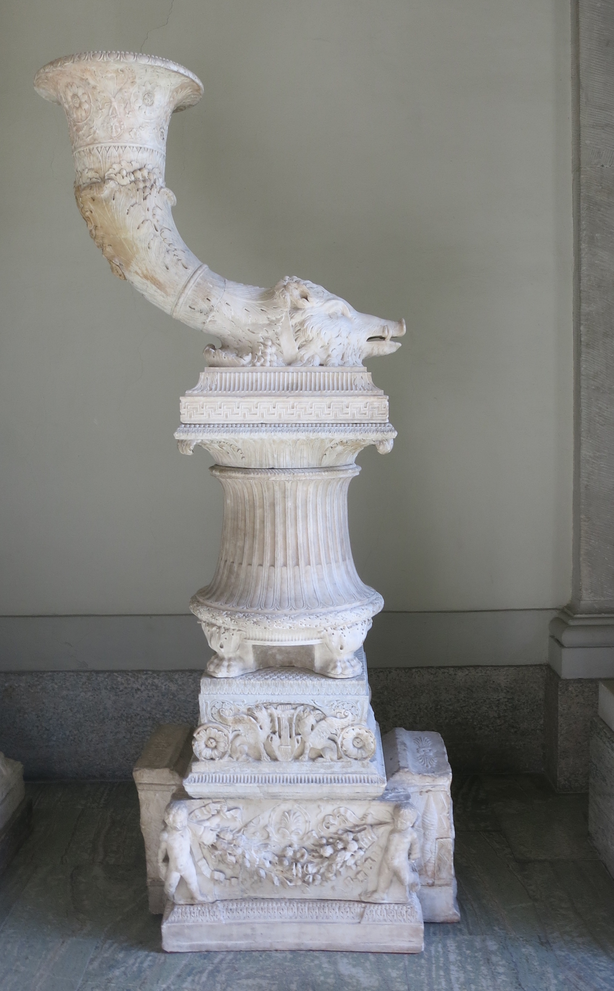 Ein Rhyton-Kandelaber als Skulptur aus Marmor