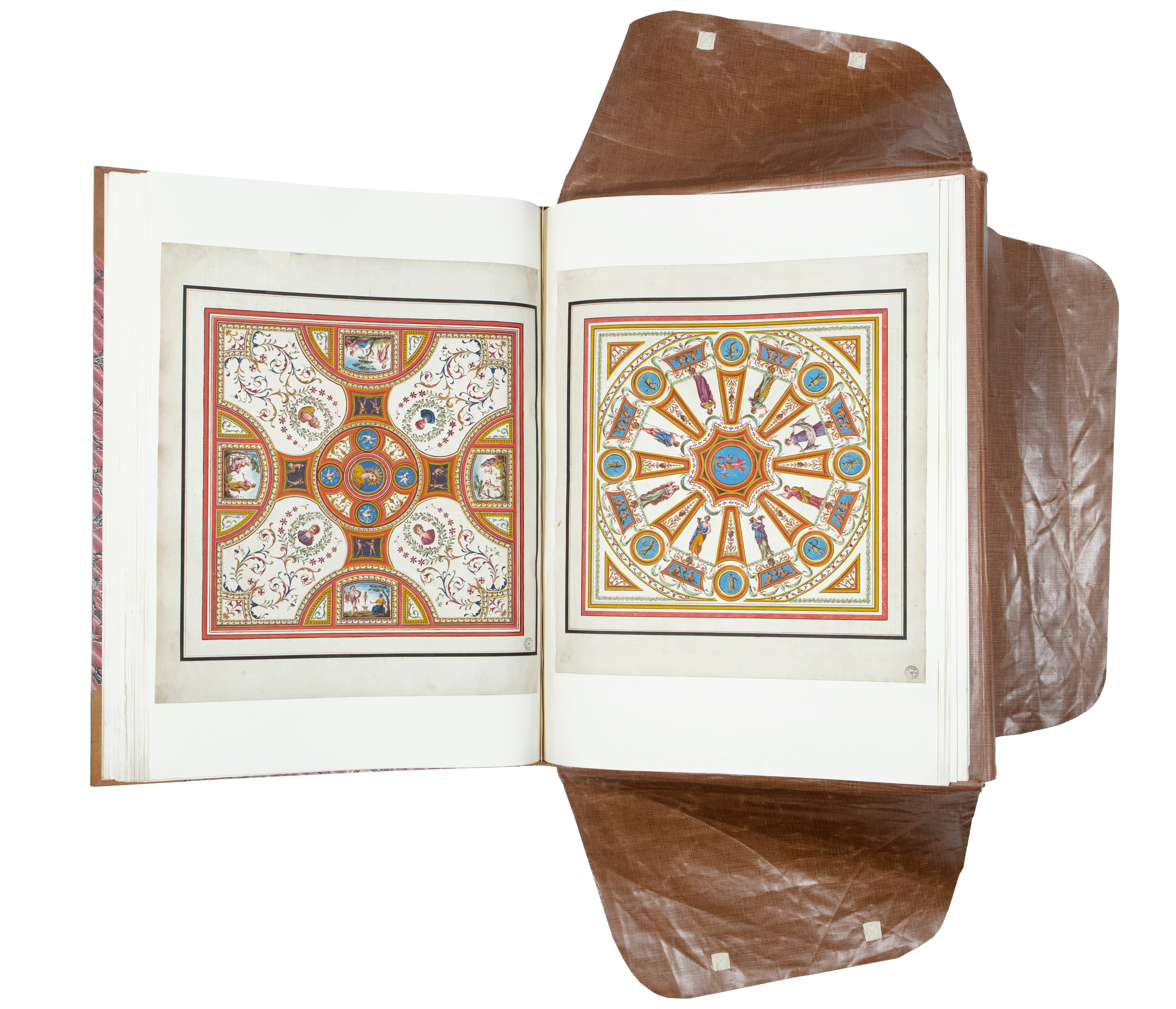 Aufgeschlagene Doppelseite mit je einer mit Wasserfarben und Deckfarben gefertigten Studie von Deckengestaltungen nach der Antike pro Seite 