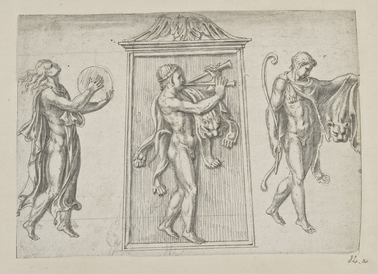 Federzeichnung dreier Figuren, die sich nach rechts bewegen. Links eine Mänade, in der Mitte und rechts ein Satyr beim Musizieren und Tanzen. 