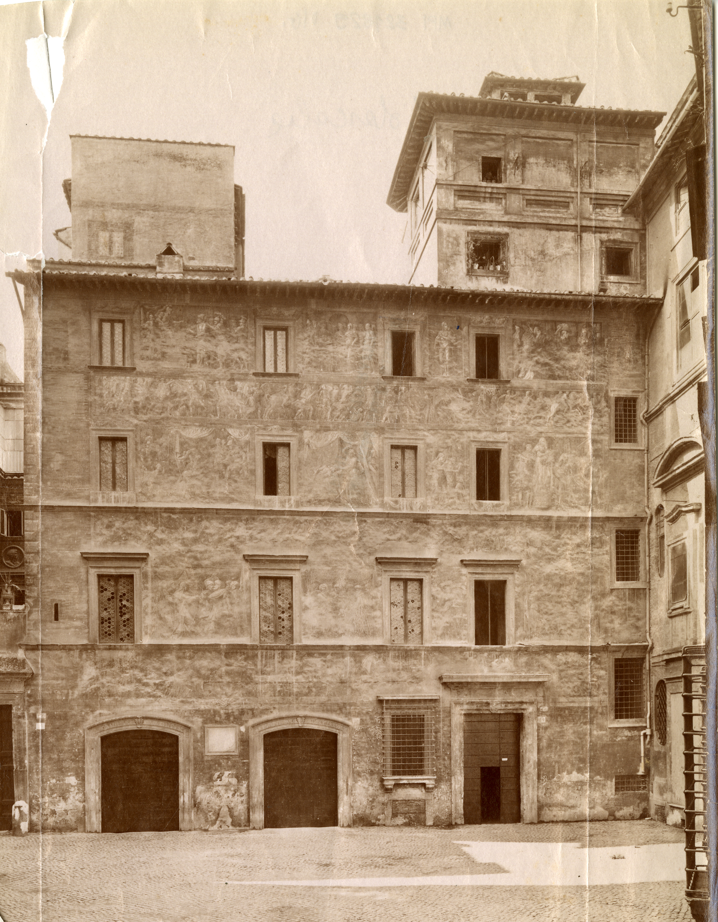 Fotografie eines römischen Palazzos. Die Fassade ist mit Fresken versehen, 
