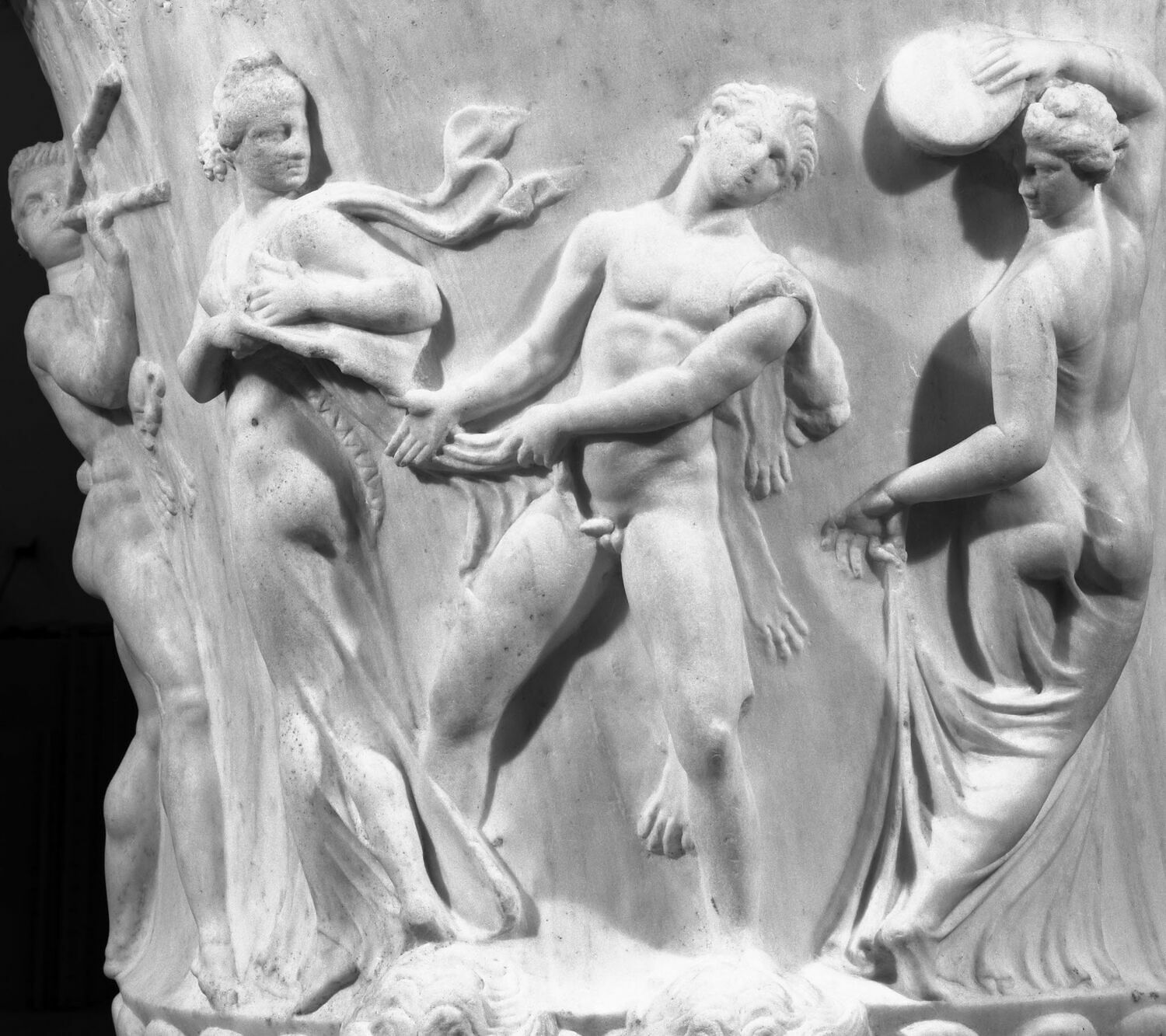 Schwarz-Weiß-Fotografie einer Borghese-Vase aus der Sammlung des Louvre.  Detailausschnitt.