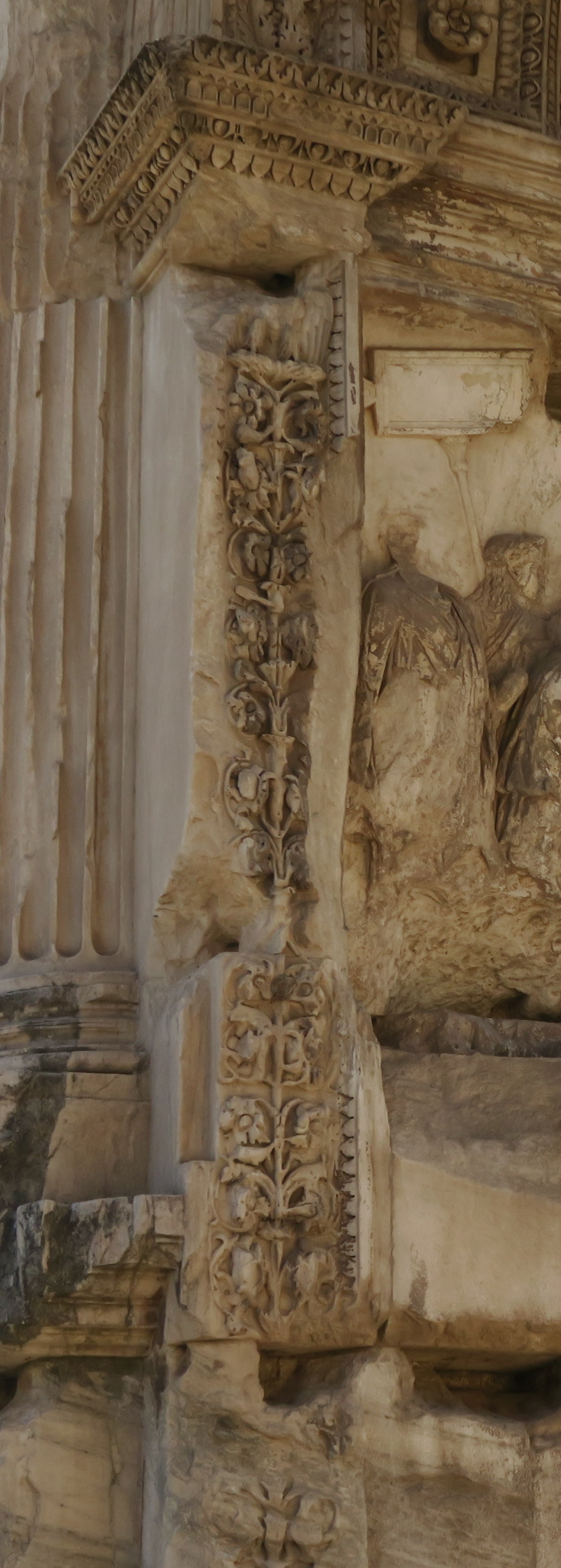Farbfotografie des Durchgangs des Titusbogen in Rom mit Detail eines Rankenpilasters