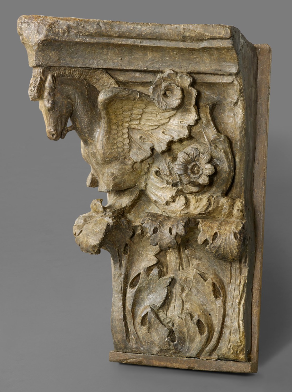 Fotografie eines leicht gebräunten Gipsabgusses eines Pilasterkapitells mit Akanthusranken.