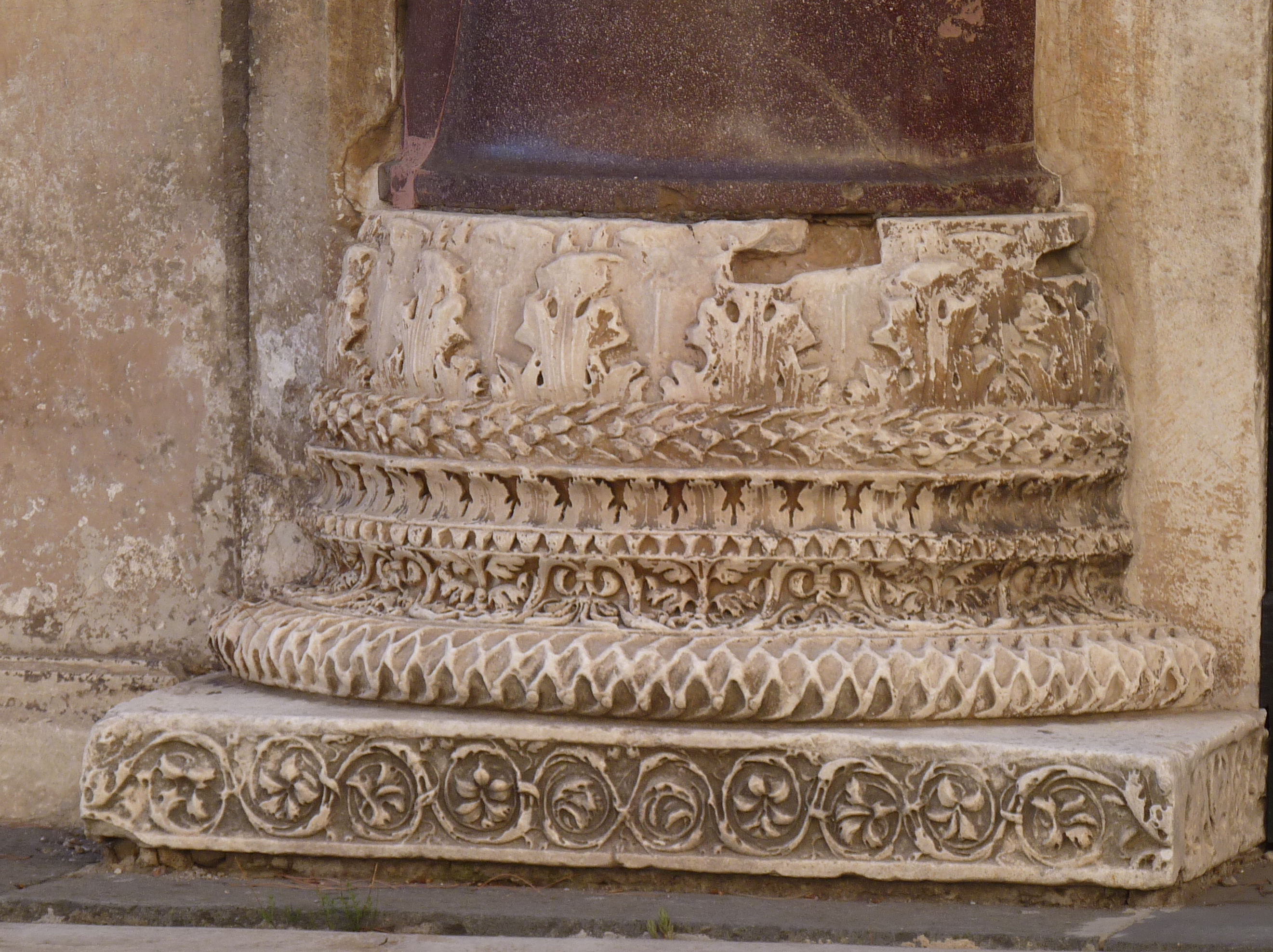 Farbfotografie der linken Säulenbassis des Baptisterium der Lateranbasilika