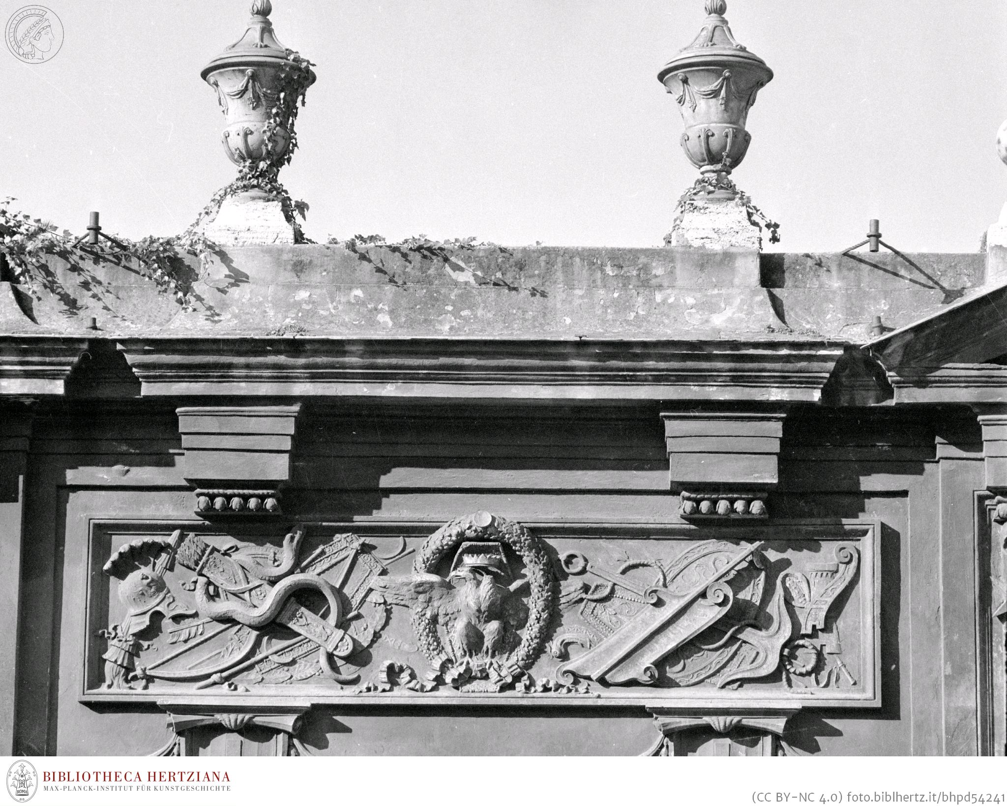 Schwarz-Weiß Fotografie des Reliefs am Eingangstor des Maltesaordens in Rom 