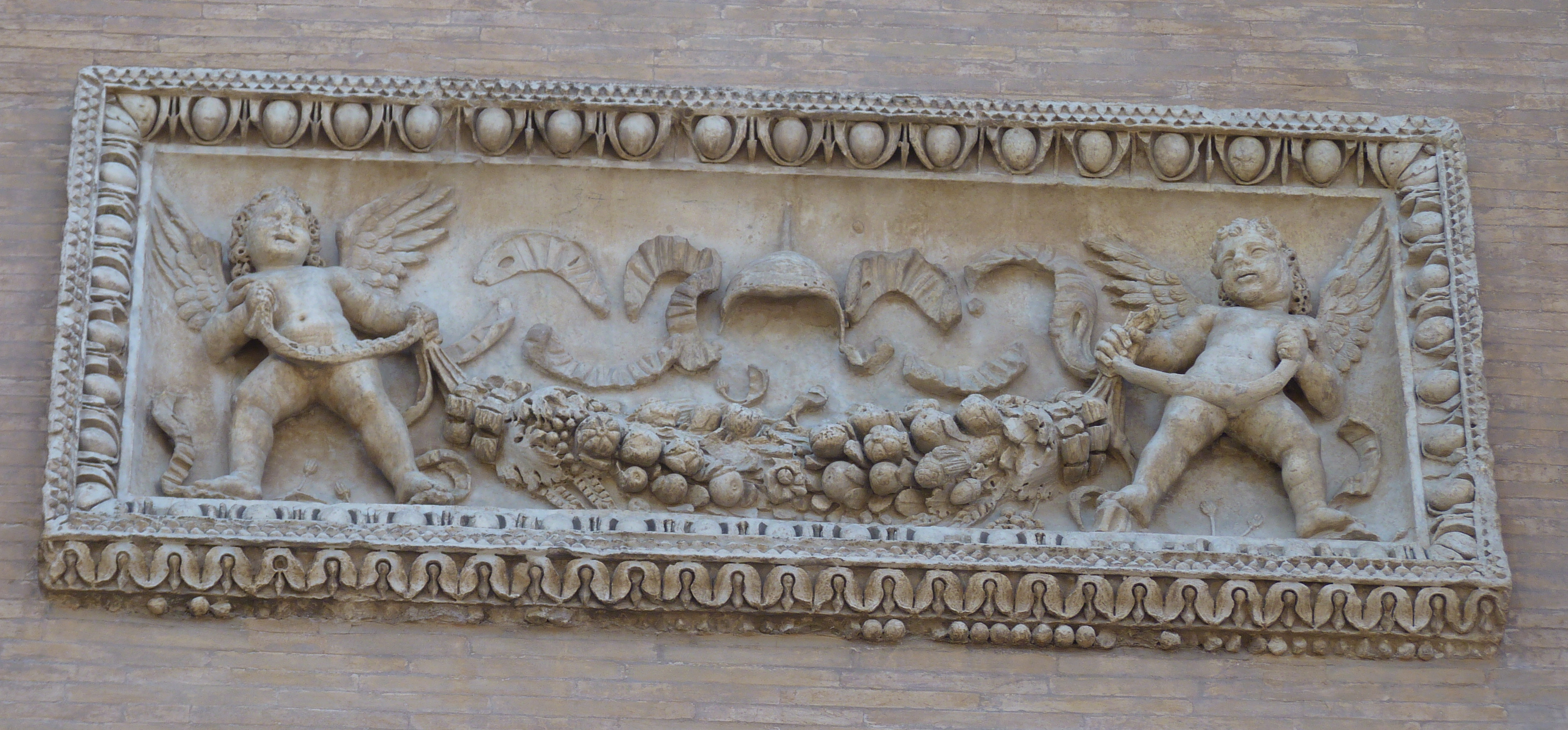 Relief mit Eroten an einer Fassade.