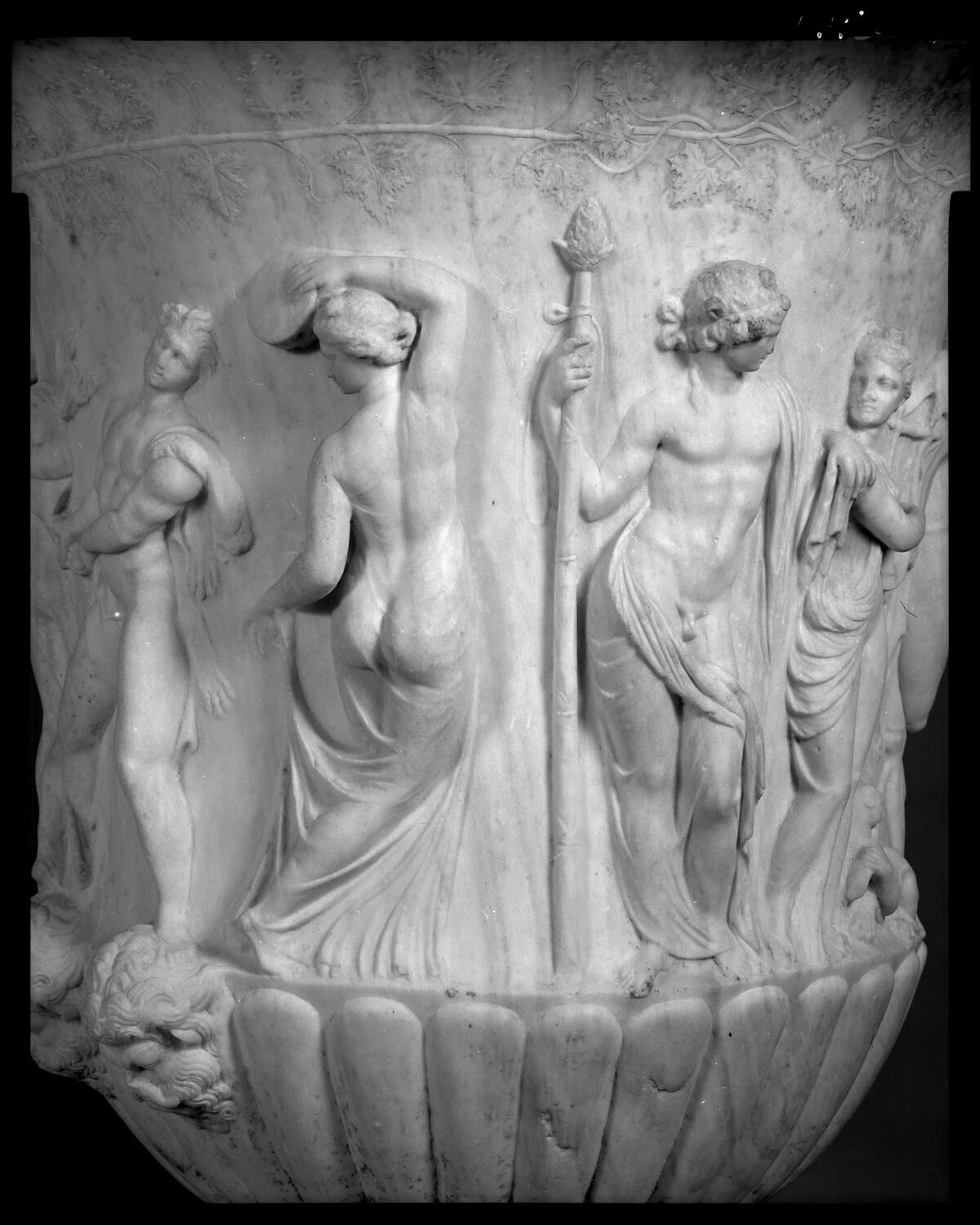 Schwarz-Weiß-Fotografie einer Borghese-Vase aus der Sammlung des Louvre mit der Darstellung einer tanzenden Mänade wie auf der Zeichnung aus der Sammlung der Staatlichen Kunsthalle Karlsruhe. 