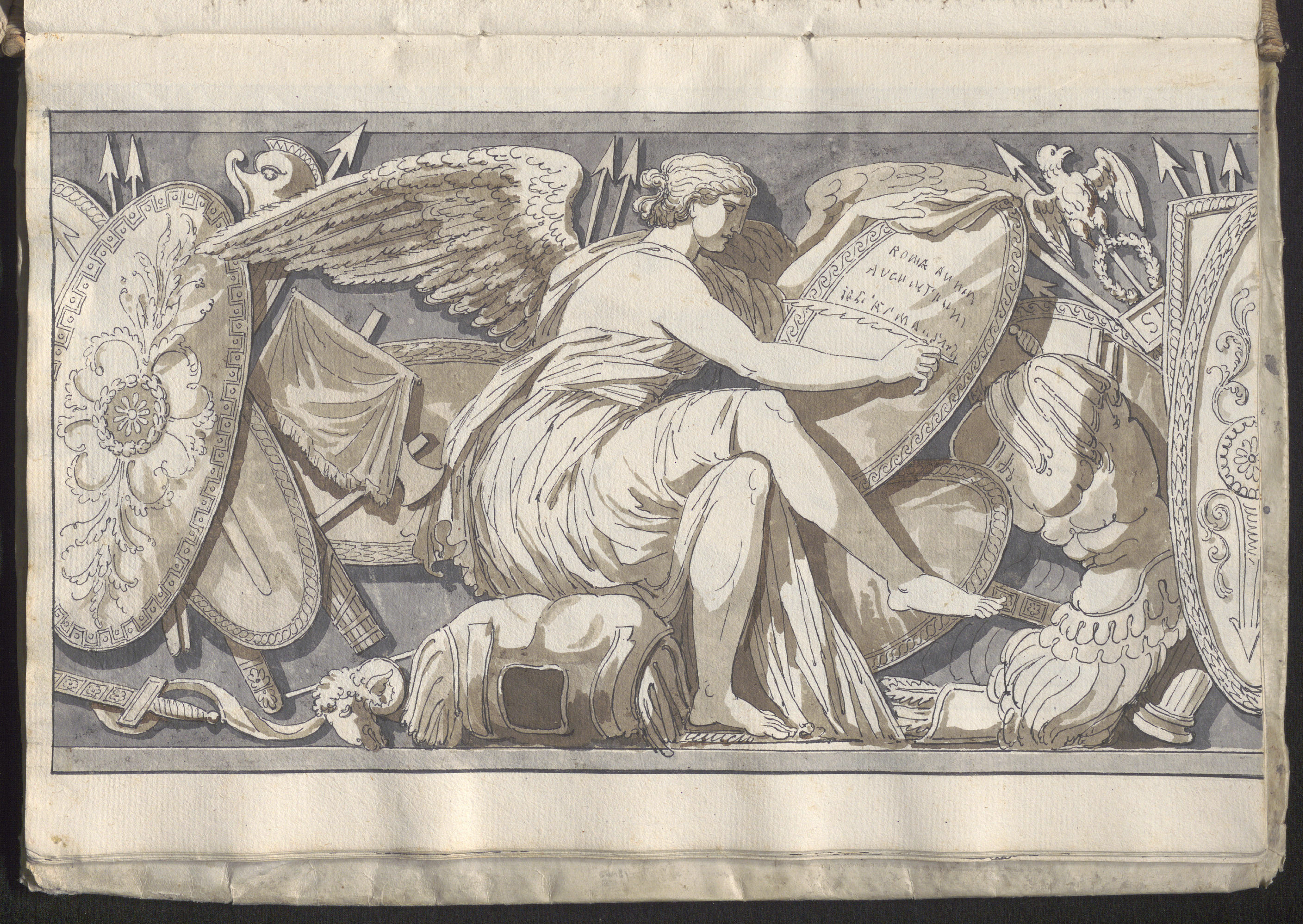 Teil eines antiken Viktorienfrieses. Frau mit Flügel hält ein Schild. 