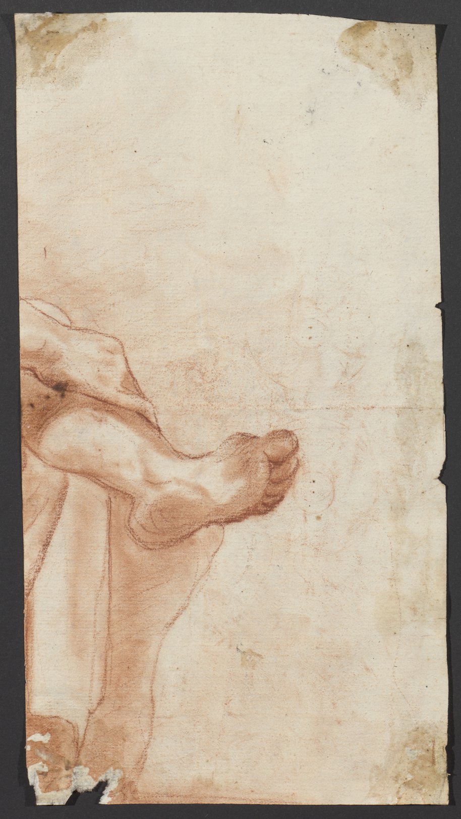 Auflichtaufnahme Mit Rötel gezeichnetes Fragment einer sitzenden Figur, bis auf ein  überschlagenes Bein und darauf liegender Hand gänzlich beschnitten