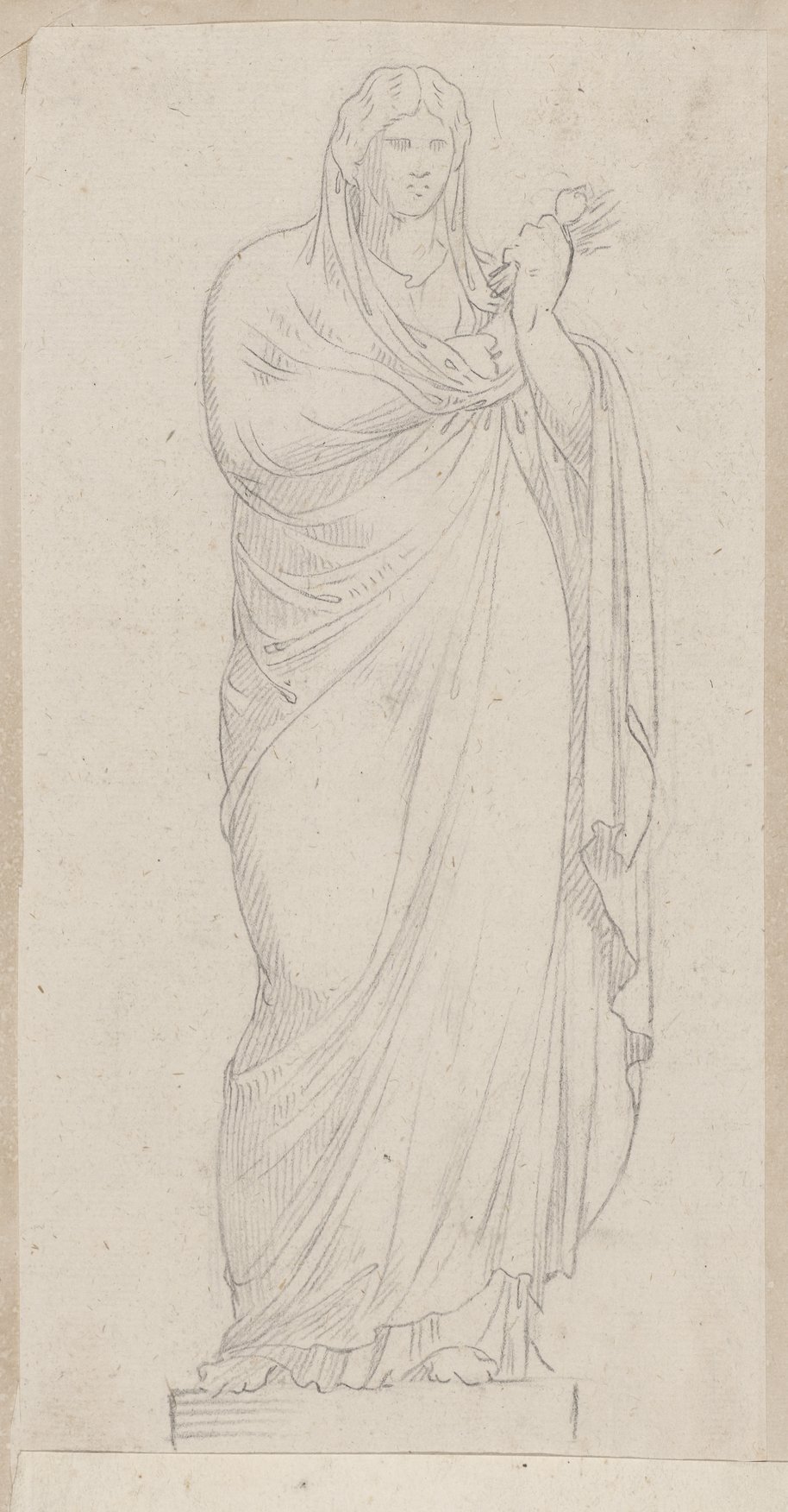 Auflichtaufnahme Frontalansicht einer stehenden weiblichen Gewandfigur mit schwarzer Kreide gezeichnet