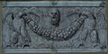 UV-Fluoreszenz-Aufnahme Rötelzeichnung eines Reliefs mit bärtiger Maske und von zwei Adlern geschulterter Fruchtgirlande aus der Gartenfassade des Palazzo Barberini