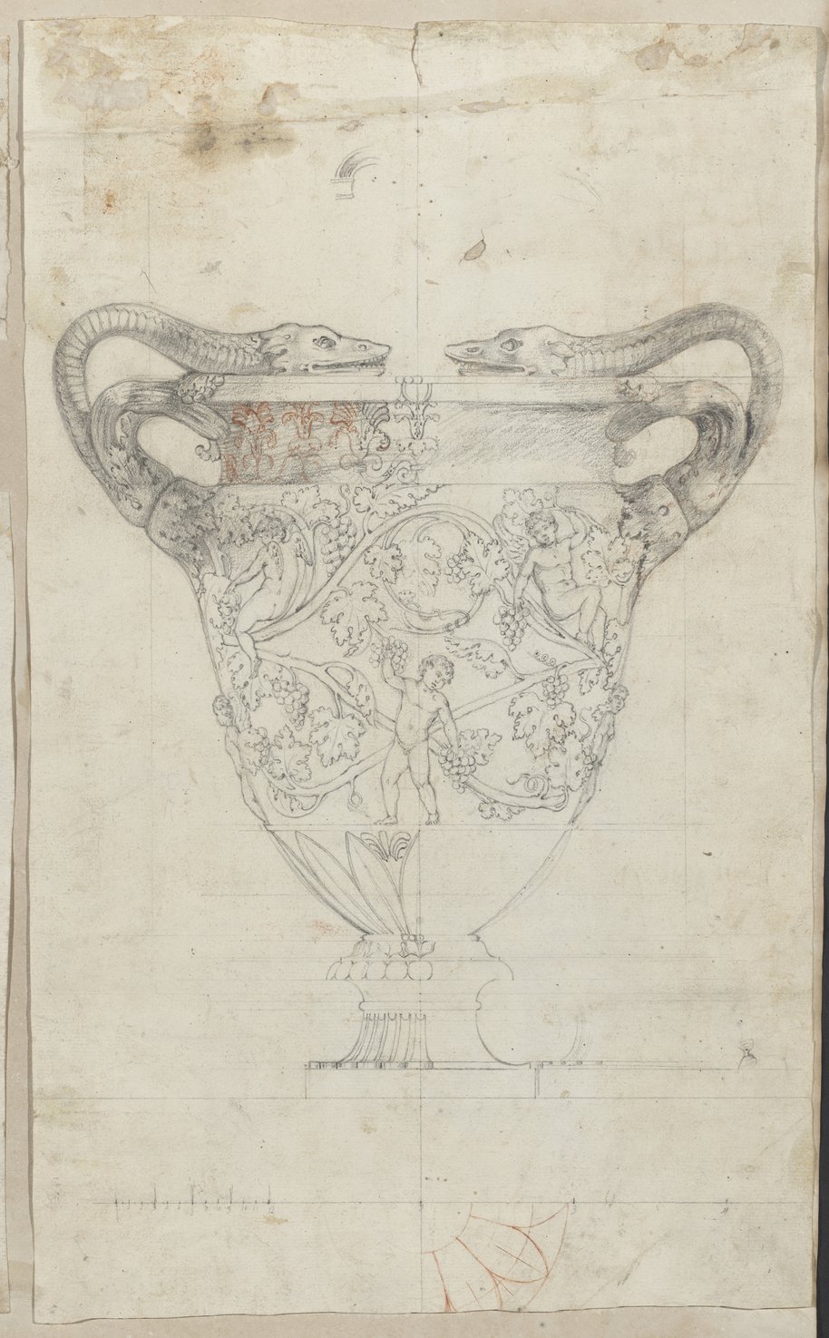 Auflichtaufnahme Schwarze Kreidezeichnung mit Rötel-Details der sogenannten Stowe-Vase mit Eroten und Blattrankenschmuck und figürlichen Griffhenkeln