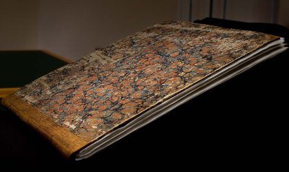 Fotografie eines zugeschlagenen Klebealbums. Die Außenseite zeigt das typische Marmorpapier.