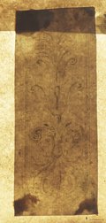 Durchlicht-Aufnahme Vertikal angelegte schwarze Kreidezeichnung eines Pteryges mit Palmetten und Widderköpfen von der Kolossalstatue des Mars Ultor in den Kapitolinischen Museen