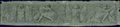 UV-Fluoreszenz-Aufnahme Mit schwarzer Kreide gezeichnetes Viktorienfries mit zwischen Prunkrüstungen und -Schildern sitzenden Viktorien vom Palazzetto Massimo istoriato