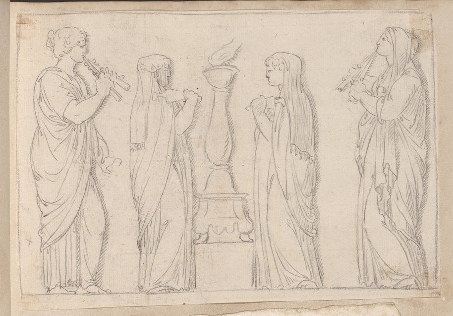 Auflichtaufnahme Profilansicht einer kultischen Szene mit vier weiblichen Figuren, in der Mitte ein Kandelaber, in schwarzer Kreide gezeichnet