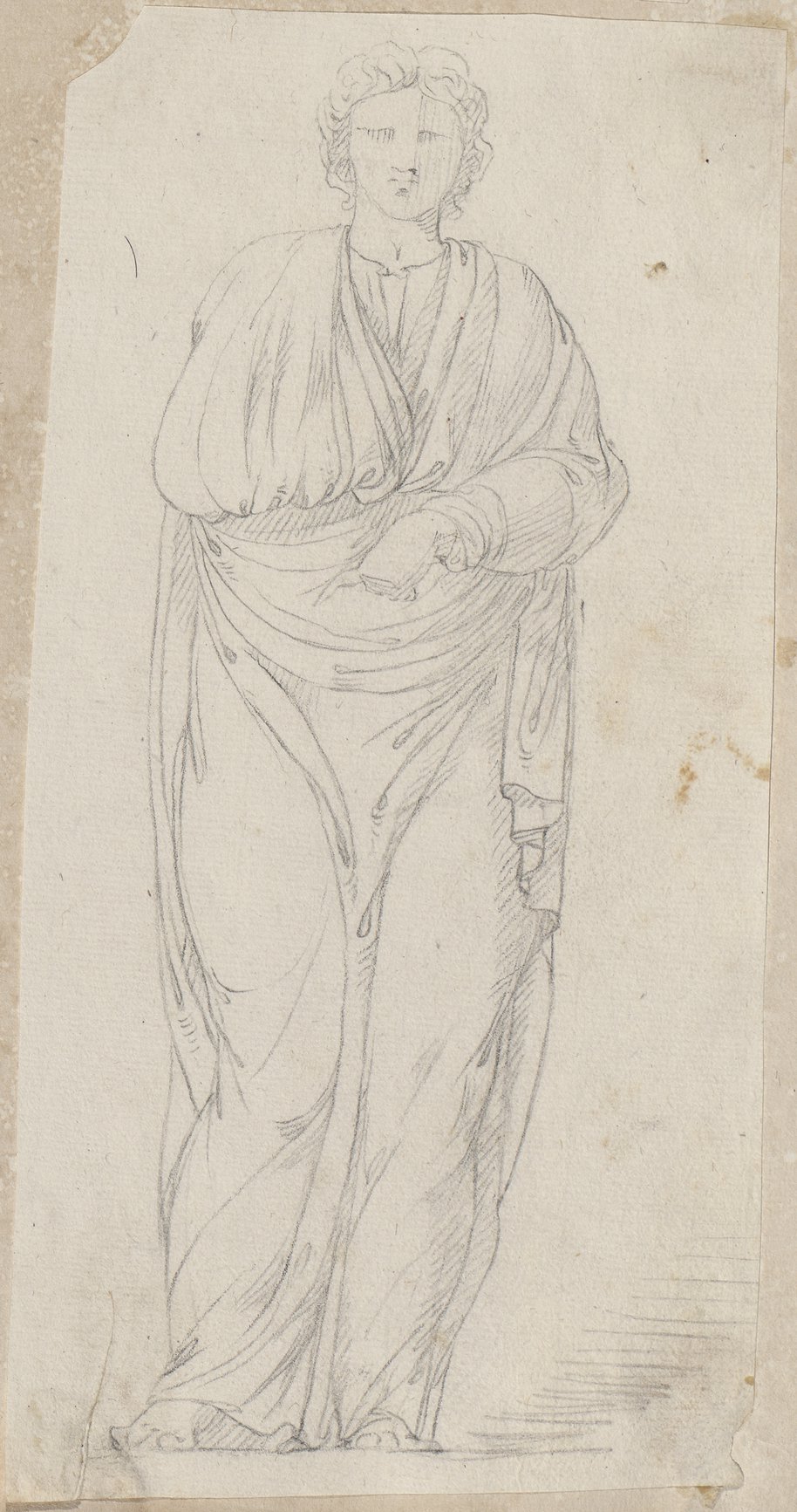 Auflichtaufnahme Frontalansicht einer in Tücher gehüllten, stehenden weiblichen Figur mit schwarzer Kreide gezeichnet