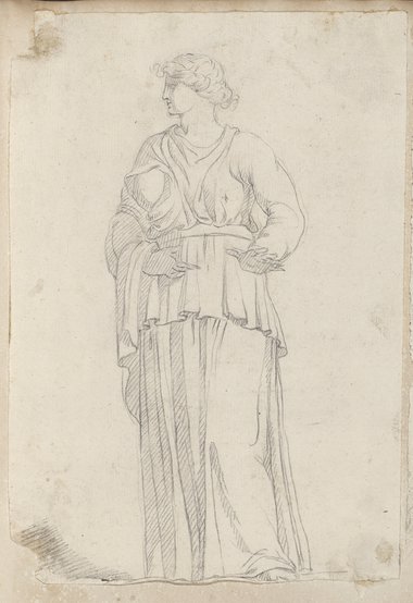 Auflichtaufnahme Frontalansicht einer stehenden weiblichen Figur mit ins Profil gedrehtem Kopf, mit schwarzer Kreide gezeichnet