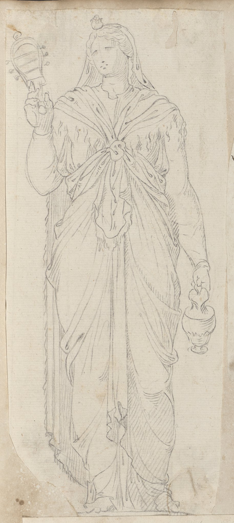 Auflichtaufnahme Frontalansicht einer weiblichen Figur mit Sistrum und Gefäß in schwarzer Kreide gezeichnet
