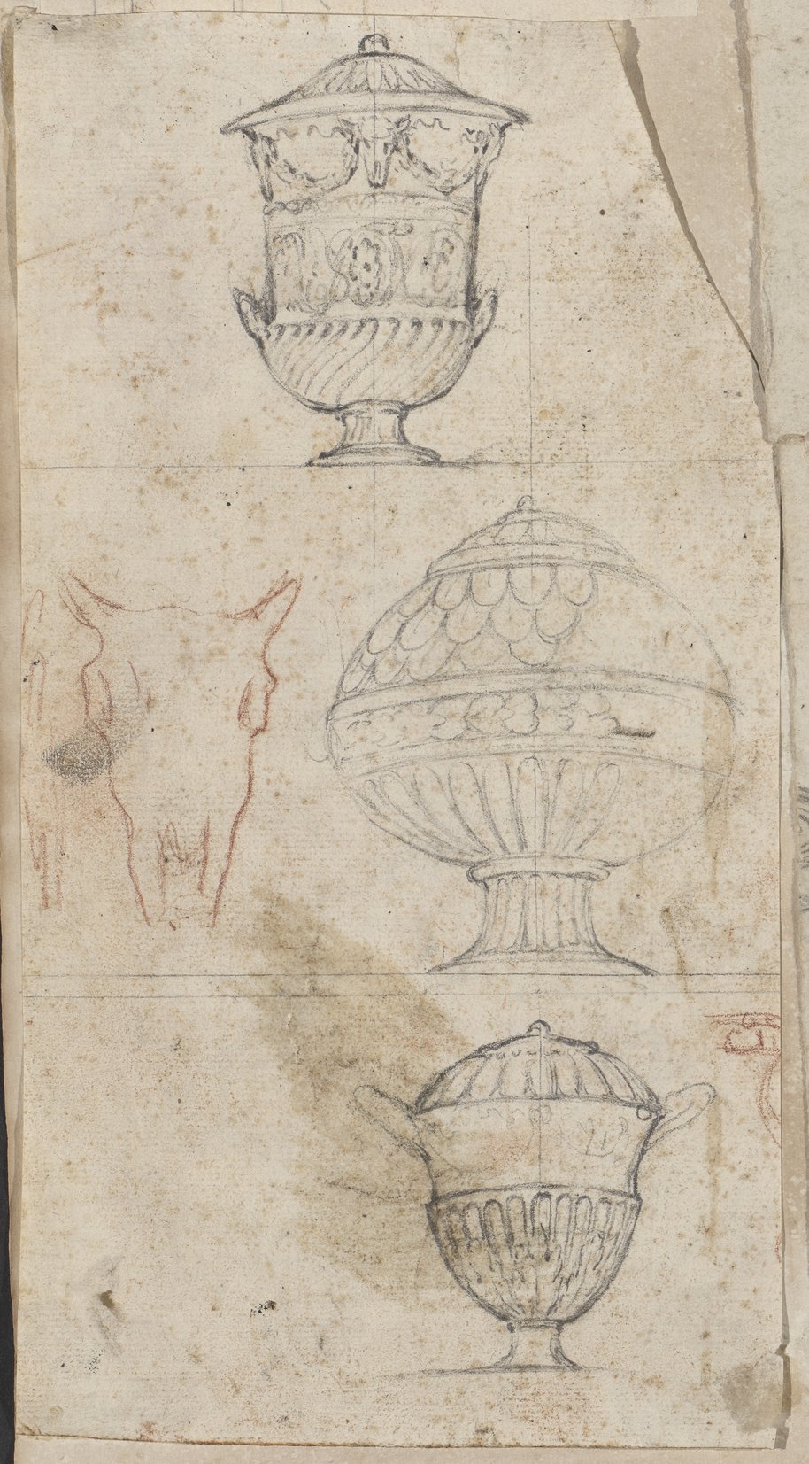 Auflichtaufnahme Übereinander angeordnete Kreidezeichnungen von drei Urnen und ein Bukranion in Rötel skizziert